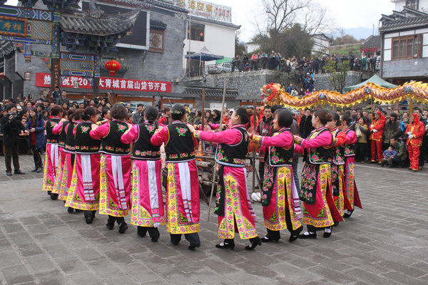 3 圍著篝火的一曲阿壩鍋莊.jpg