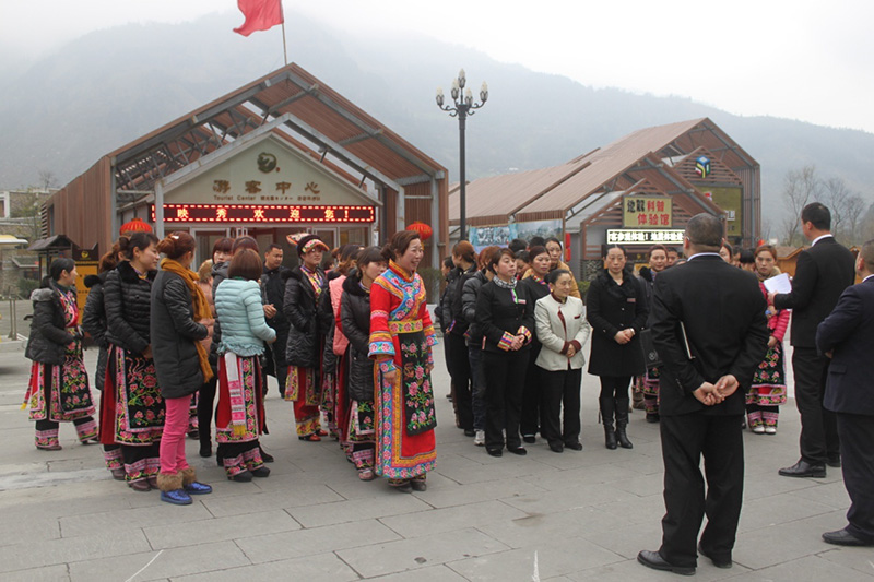 （圖1：映秀景區(qū)全體女員工在游客中心門口集合準(zhǔn)備拔河比賽） 副本.jpg